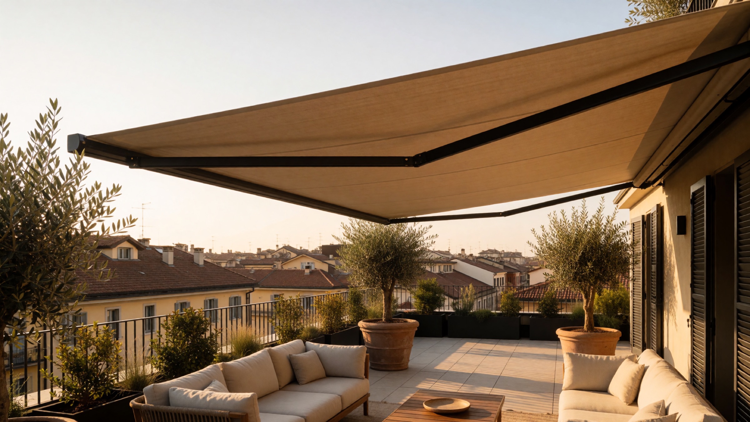 Terrazzo con grande tenda da sole al tramonto